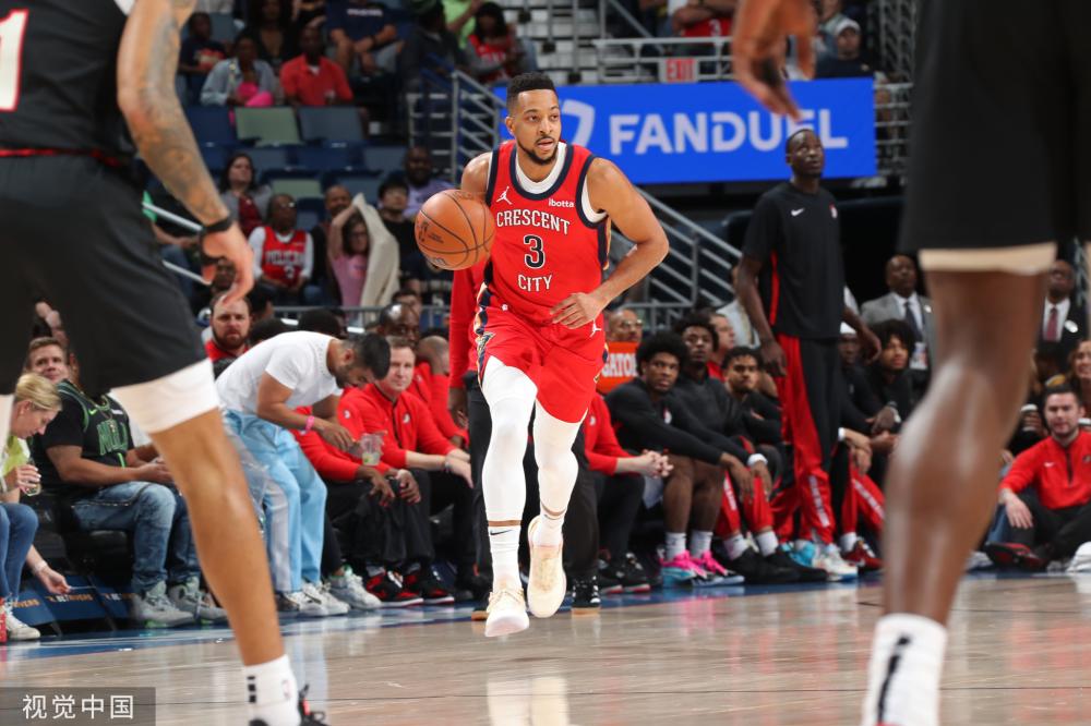 虽然他在近 虽然他在近